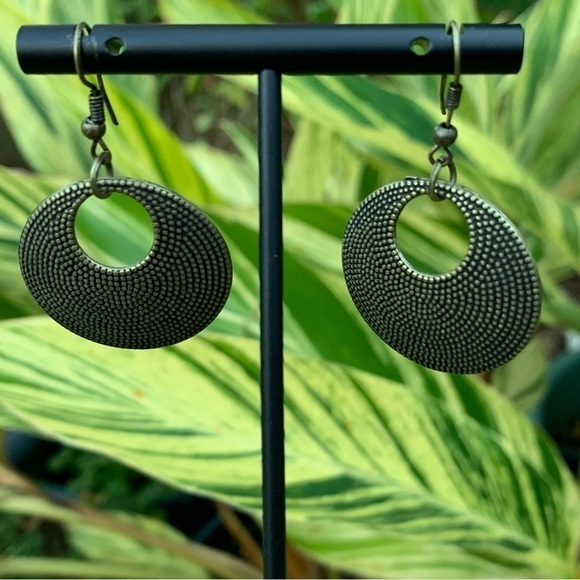Boho round textured metal fishhook dangle drop earrings neutral - Picture 5 of 9